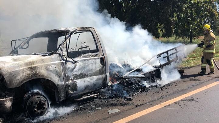 O veículo ficou totalmente destruído | Foto: Bombeiros/Divulgação