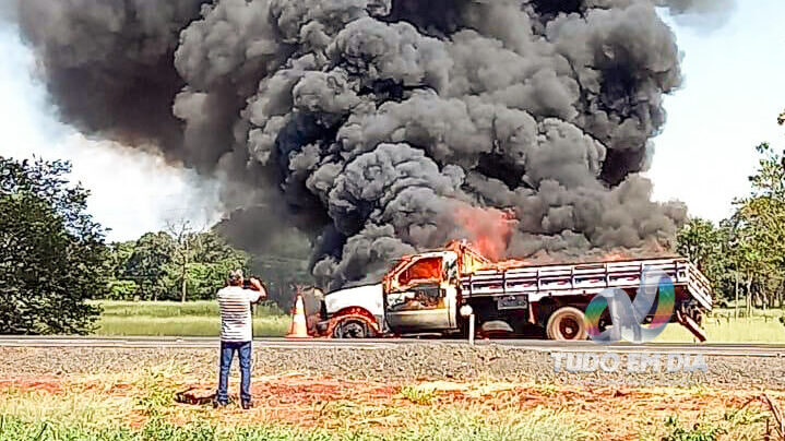 Caminhão da prefeitura de Santa Vitória é destruído por incêndio próximo à Gurinhatã