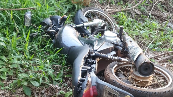 Motocicleta foi encontrada caída próximo a um brejo na área de preservação permante | Foto: PMMG/Divulgação