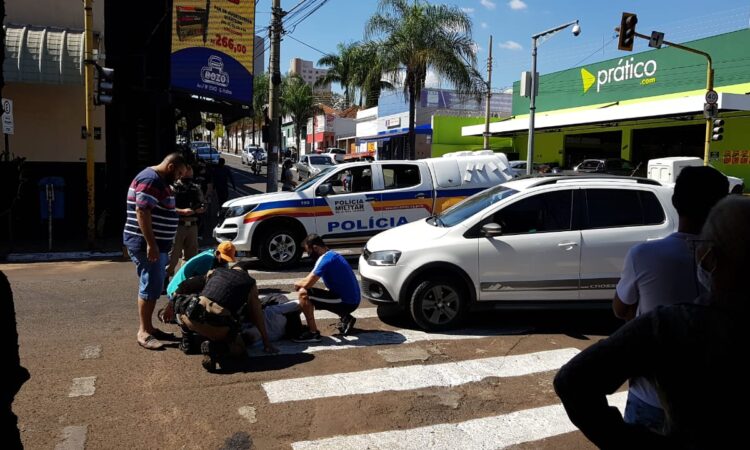 Mulher foi atropelada no centro da cidade e foi socorrida pelo SAMU | Foto: Reprodução