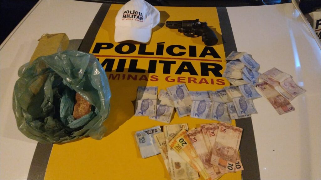Drogas, dinheiro e um simulacro de arma de fogo foram apreendidos com os suspeitos em Capinópolis | Foto: PMMG