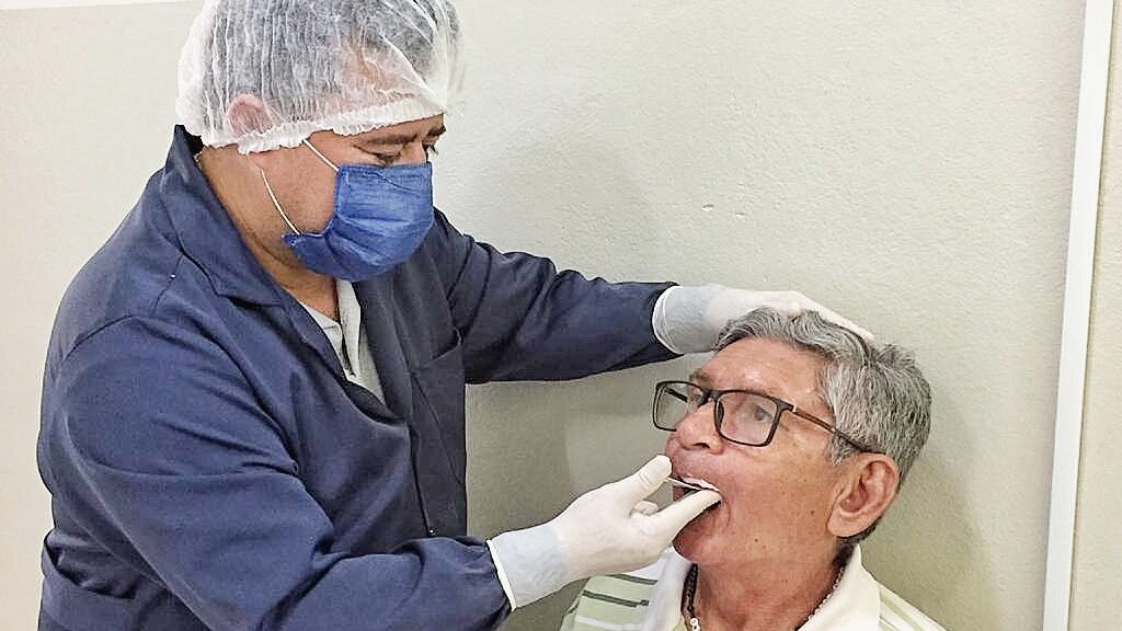 O senhor Severino Benedito de Oliveira durante pré-moldagem da prótese dentária | Foto: Divulgação