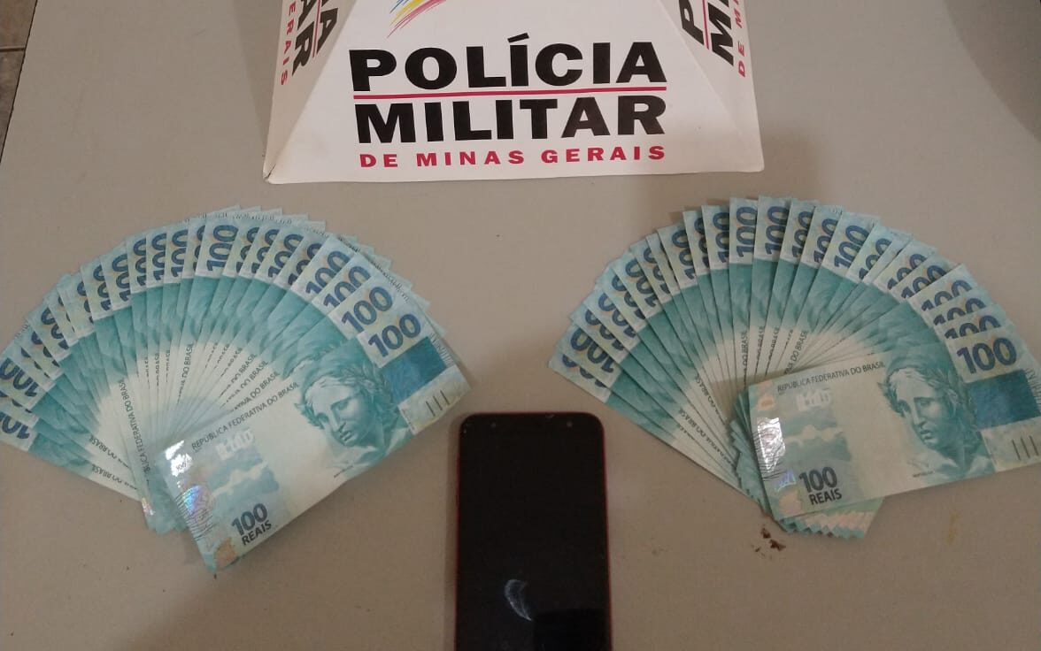 Ao todo, R$5 mil reais, em notas de R$100 seriam colocadas em circulação | Foto: Divulgação/PMMG