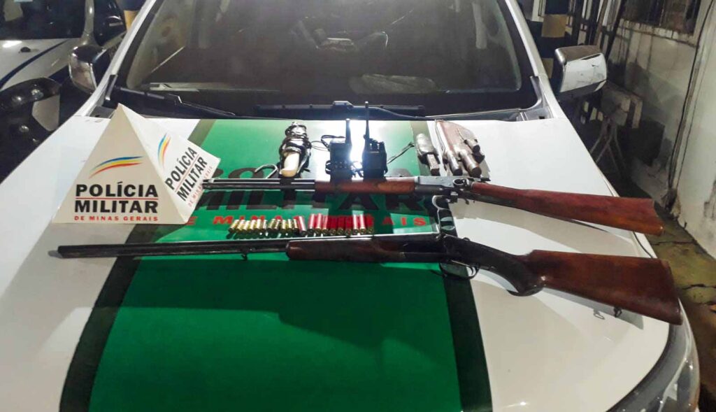 Armas de fogo e armas brancas foram apreendidas com os caçadores de javalis | Foto: PMMG