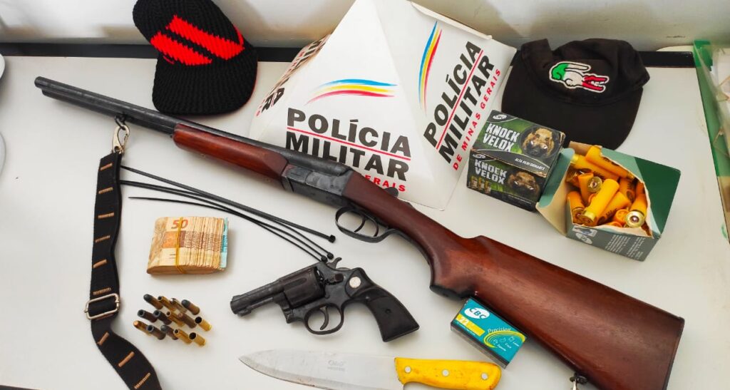 Armas, munições e dinheiro foram apreendidos | Foto: PMMG/Divulgação