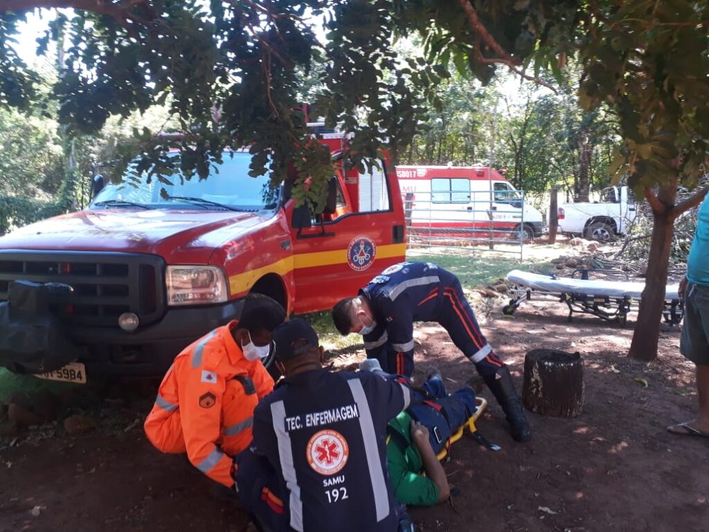 Homem foi atendimento pelo SAMU ao ser resgatado | Foto: Bombeiros/Divulgação