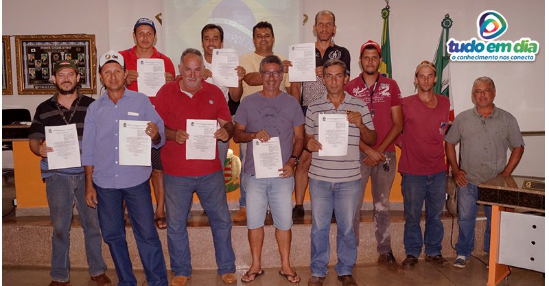 Caminhoneiros pedem revogação do decreto que proíbe o trânsito de caminhões pelo bairro Ideal (Foto: Paulo Braga/Tudo Em Dia)