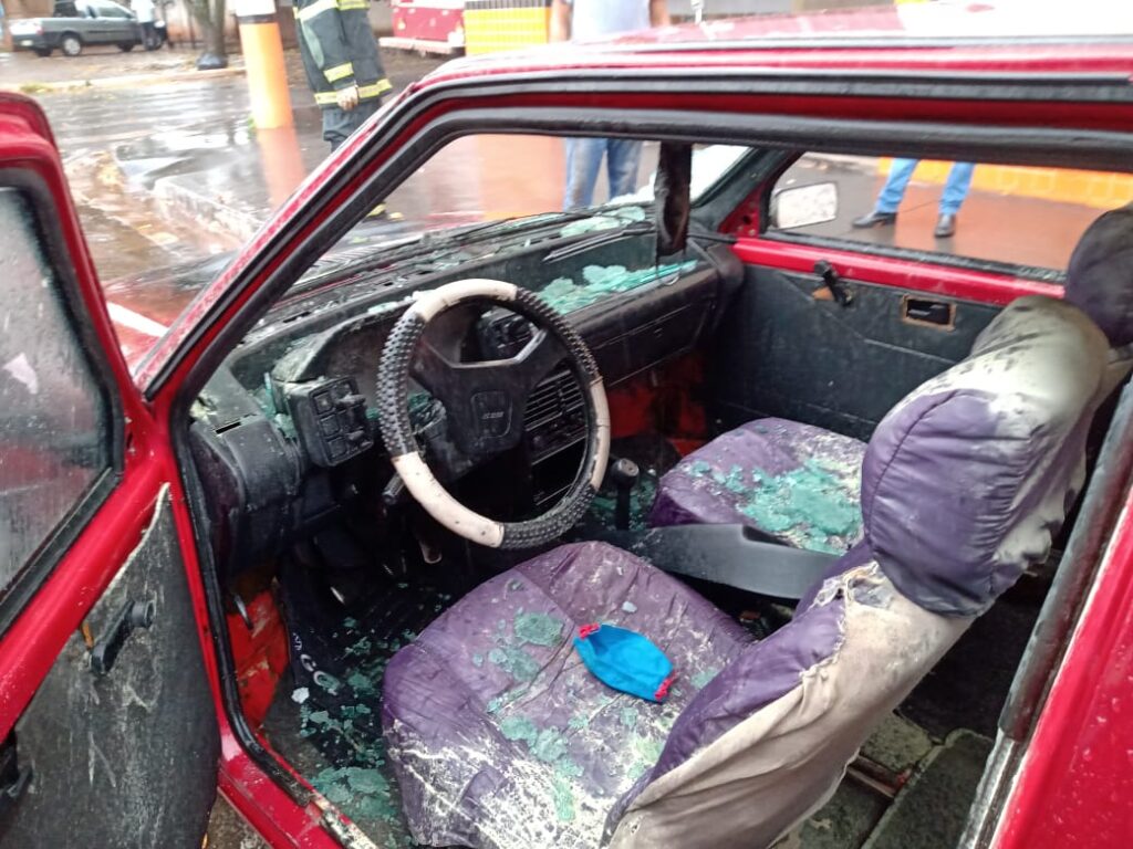 Carro ficou danificado após incêndio em Ituiutaba | Foto: Bombeiros/Divulgação