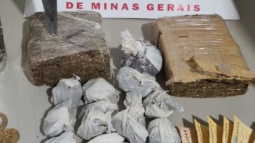 Droga, uma faca e dinheiro, foram apreendidos pela pela Polícia Militar | Foto: PMMG/Divulgação