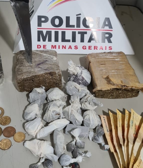 Droga, uma faca e dinheiro, foram apreendidos pela pela Polícia Militar | Foto: PMMG/Divulgação