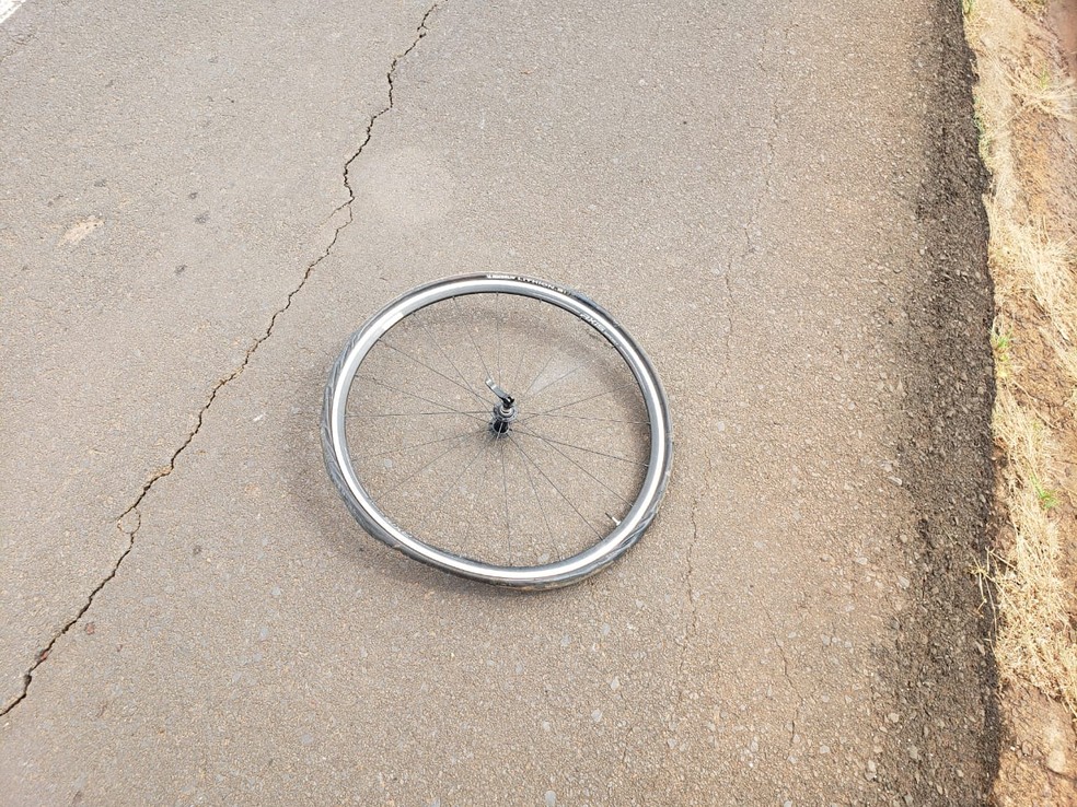 O pneu da bicicleta foi arremessado durante o impacto. Ciclista morreu na hora | Foto: PRF/Divulgação