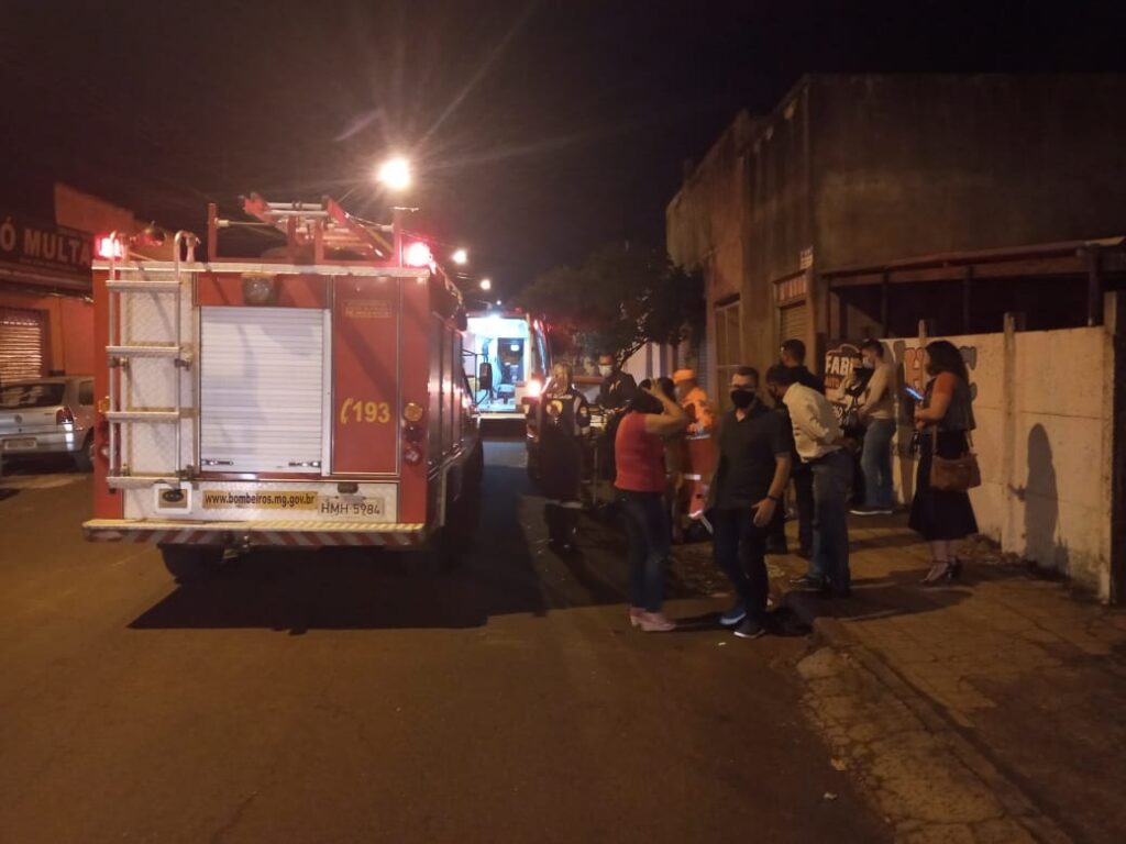 Bombeiros realizaram resgate da mulher que caiu em bueiro em Ituiutaba | Foto: Bombeiros/Divulgação