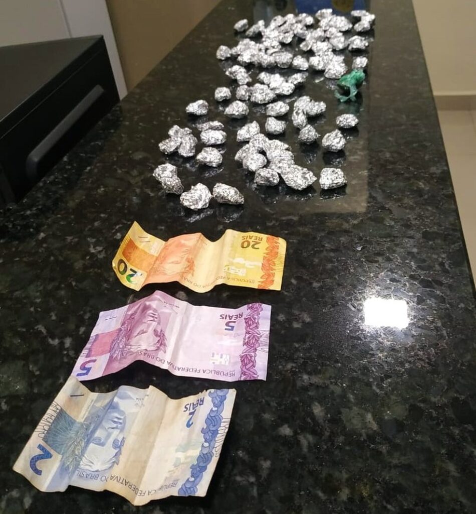 Droga e dinheiro foram apreendidos | Fotos: PMMG/Divulgação