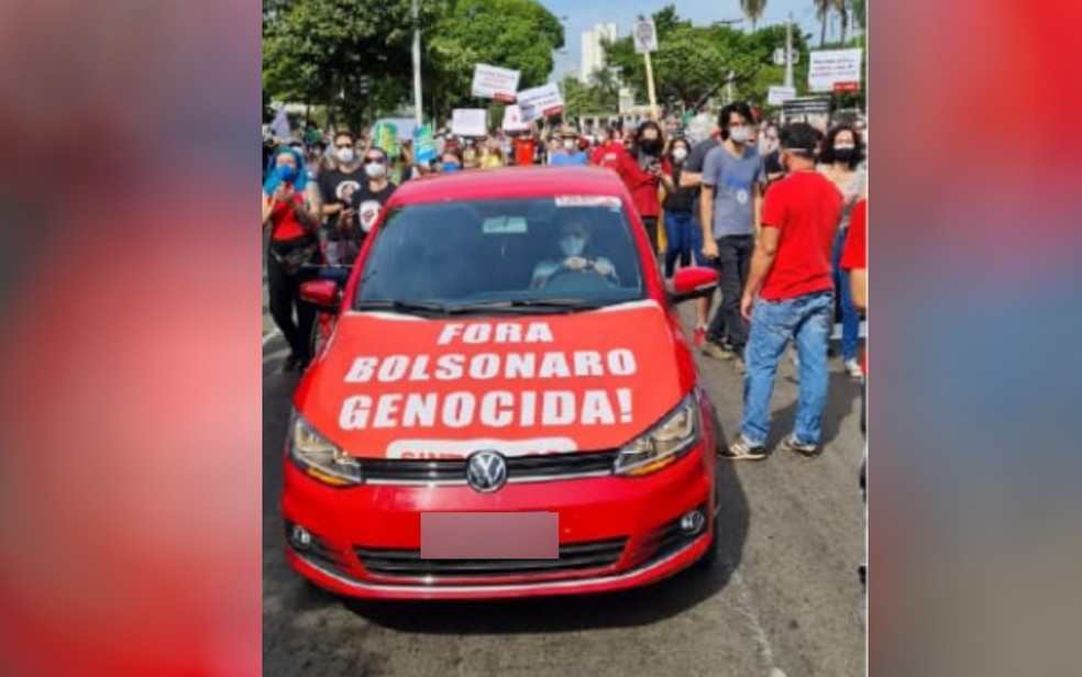 Carro do professor de história com o adesivo'Fora Bolsonaro Genocida'