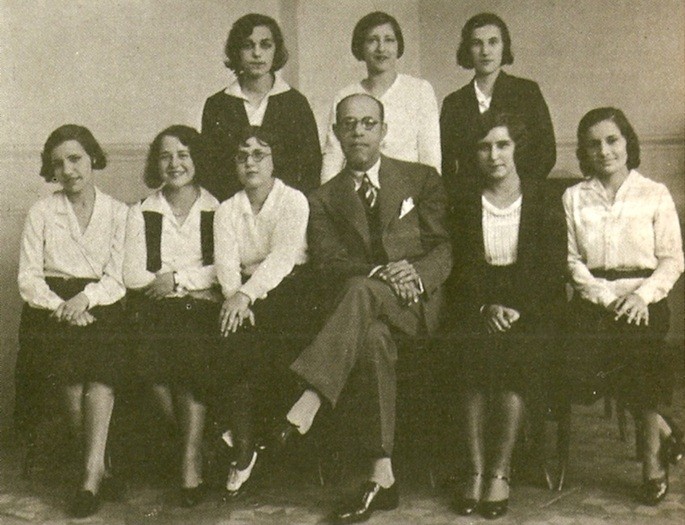 Mário de Andrade com suas alunas do Conservatório Dramático e Musical de São Paulo, 1931 | Foto: Reprodução