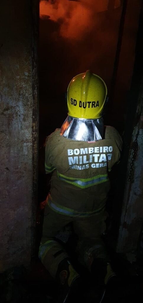 Bombeiro atua no combate às chamas | Foto: Bombeiros/Divulgação
