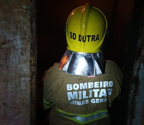 Bombeiro atua no combate às chamas | Foto: Bombeiros/Divulgação