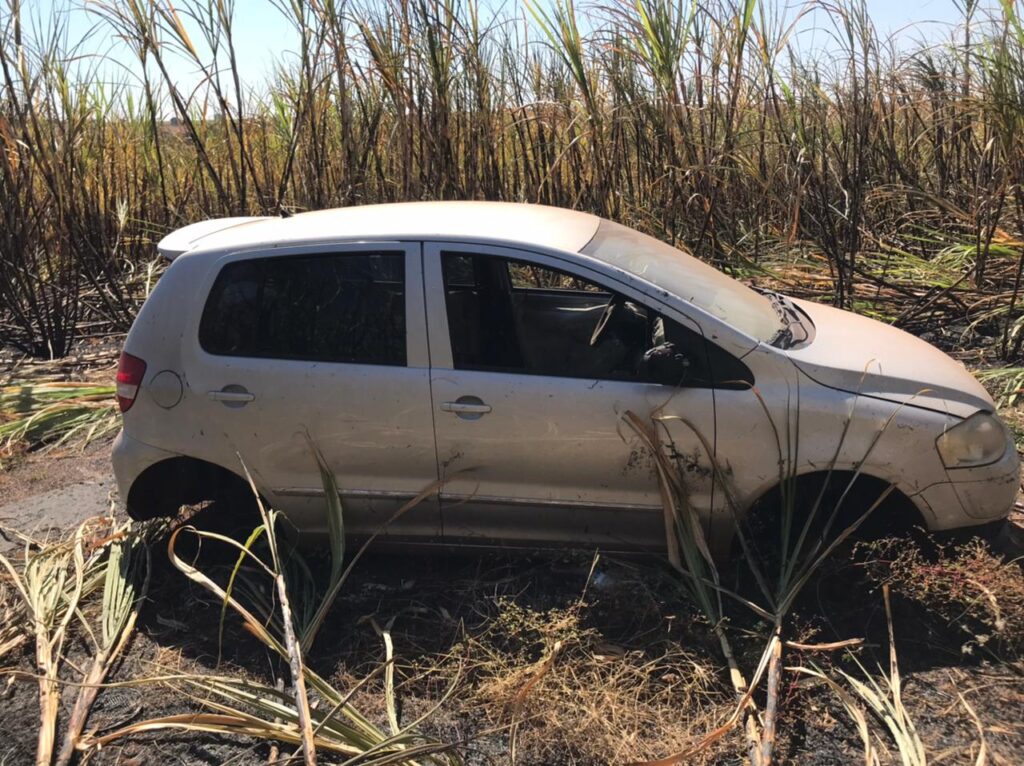 O veículo foi recuperado em meio a um canavial em Ituiutaba | Foto: PMMA