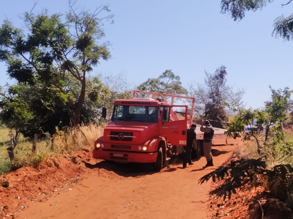 Caminhão foi roubado em Prata, Minas Gerais e recuperado na região rural das Três Barras | Foto: PMMG/Divulgação