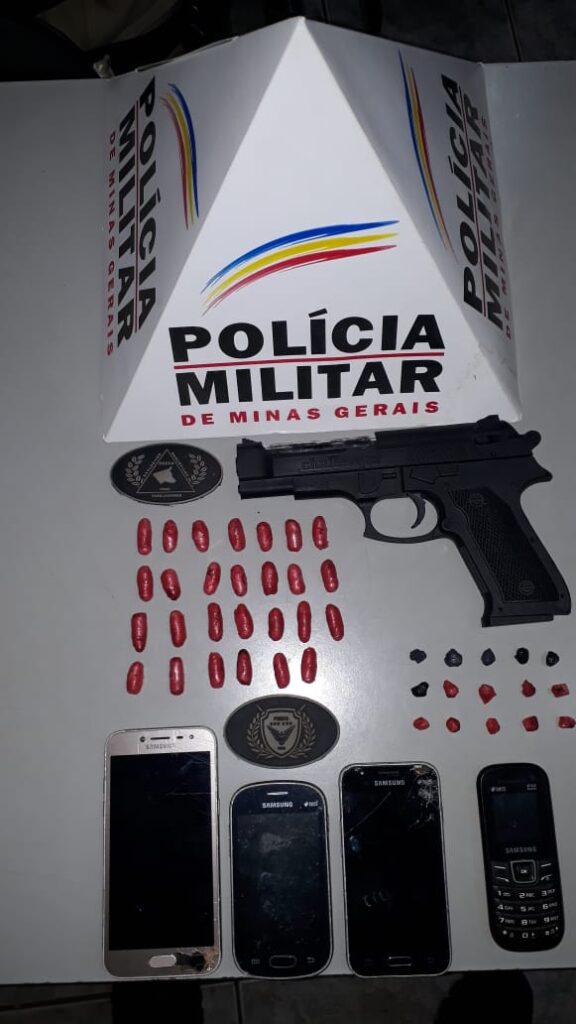 Celulares, drogas e uma réplica de arma de fogo foram apreendidos com o menor | Foto: PMMG/Divulgação