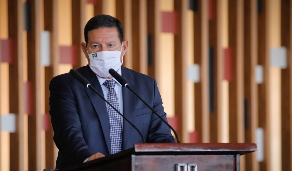 Mourão está ‘no limite da tolerância’ com Bolsonaro, diz colunista