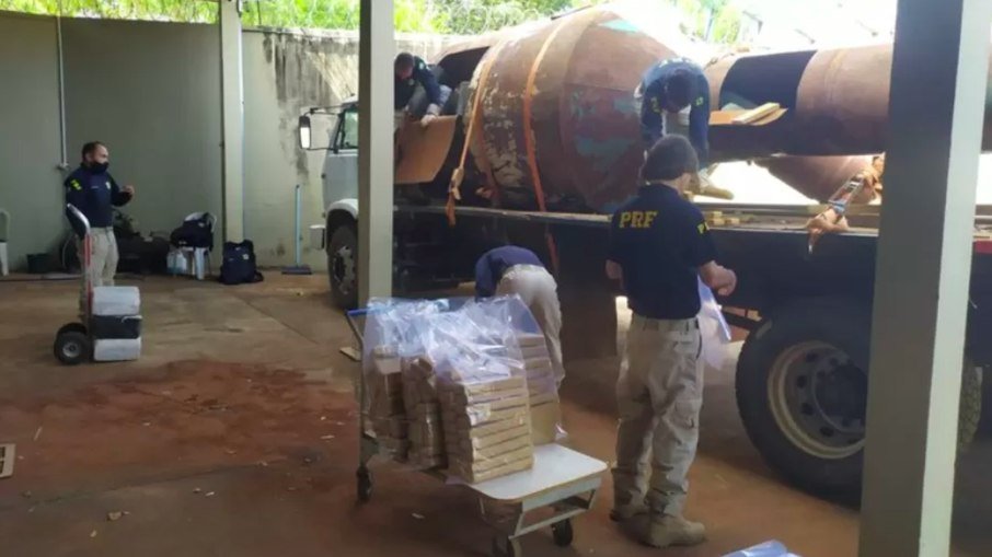 PRF apreende 5 toneladas de maconha em Frutal. A droga estava escondida dentro de uma caixa d´água
