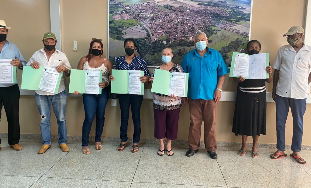 Capinópolis: Famílias do Florêncio recebem regulamentação de imóveis
