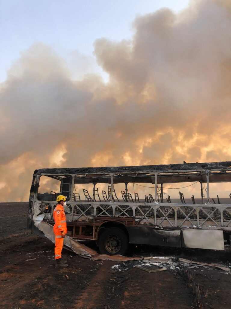 onibus trabalhadores usina fogo ituiutaba incendio canavial 28 08 2021