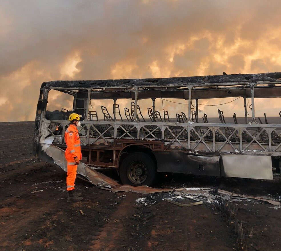 onibus trabalhadores usina fogo ituiutaba incendio canavial 28 08 2021
