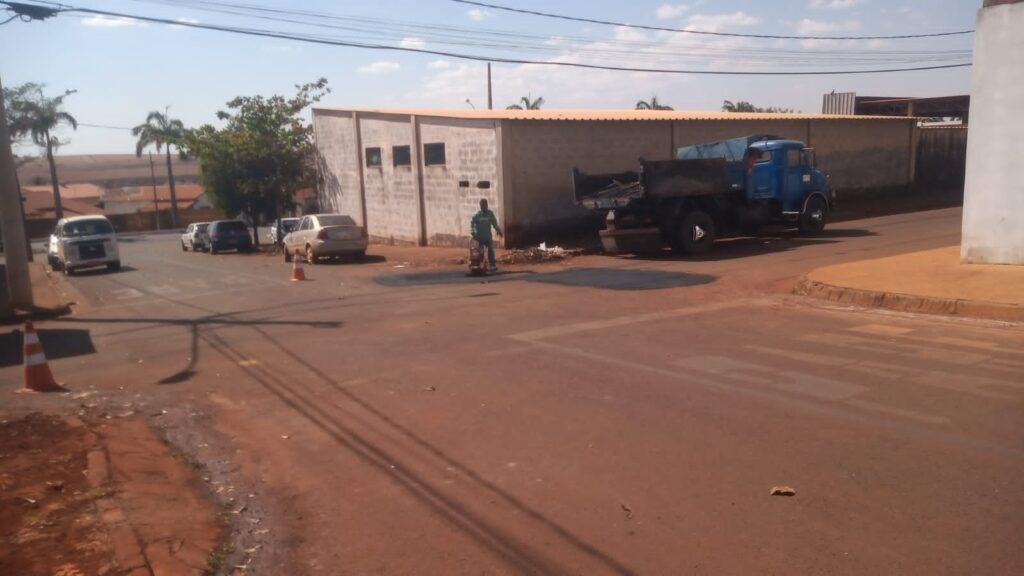 Várias vias da cidade de Capinópolis estão recebendo a operação tapa-buracos | Foto: Divulgação