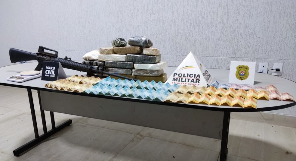 Materiais apreendidos com suspeito de ser principal traficante de crack e cocaína de Patos de Minas — Foto: Polícia Militar/ Divulgação