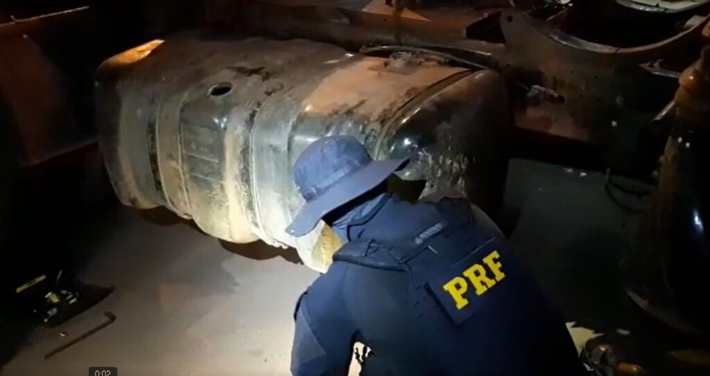 Maior parte da droga estava no tanque de combustíveis do veículo | Imagem: PRF/GO