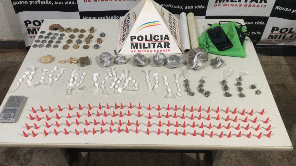 Materiais encontrados foram apreendidos e grupo e foi detido — Foto: Polícia Militar/Divulgação