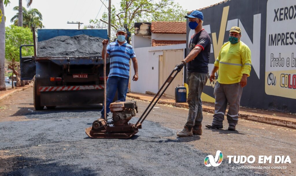 Trabalhadores atuando na operação de tapa-buracos na Avenida Nevio Franco de Morais, no Bairro Brasília | Foto: Paulo Braga