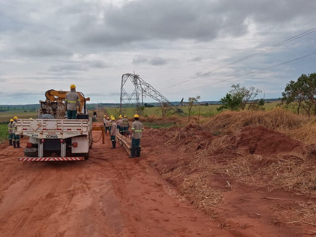 Vendaval derrubou 8 torres na tarde da última sexta-feira (15)