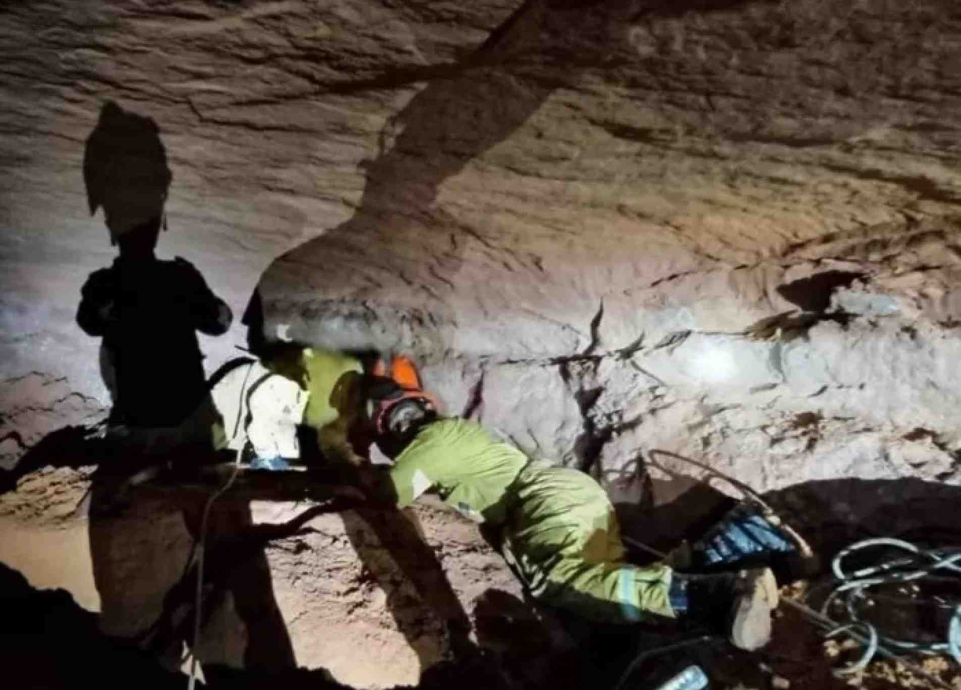 Caverna desaba no interior de SP e bombeiros permanecem soterrados