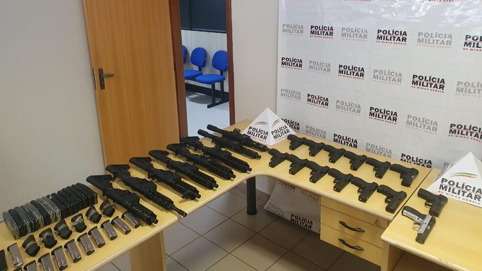 Grande quantidade de fuzis e pistolas apreendidos durante operação em Uberlândia (foto de arquivo de março de 2020) que faz parte da investigação da Operação'Balada' — Foto: Polícia Militar/Divulgação
