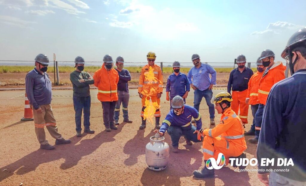 O curso foi ministrado pelos Bombeiros do 2º Pelotão de Ituiutaba