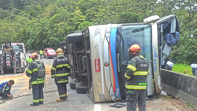 Ônibus tomba e deixa seis mortos em rodovia paulista
