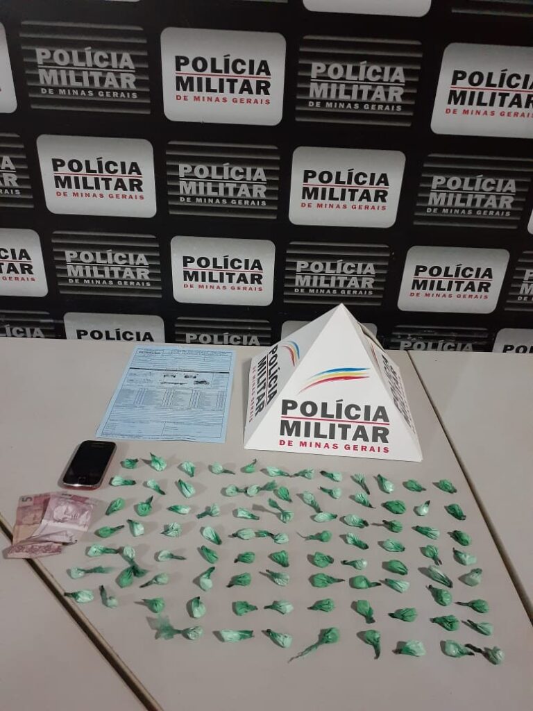 87 papelotes de cocaína estavam com o menor de 16 anos em Ituiutaba | Foto: PMMG