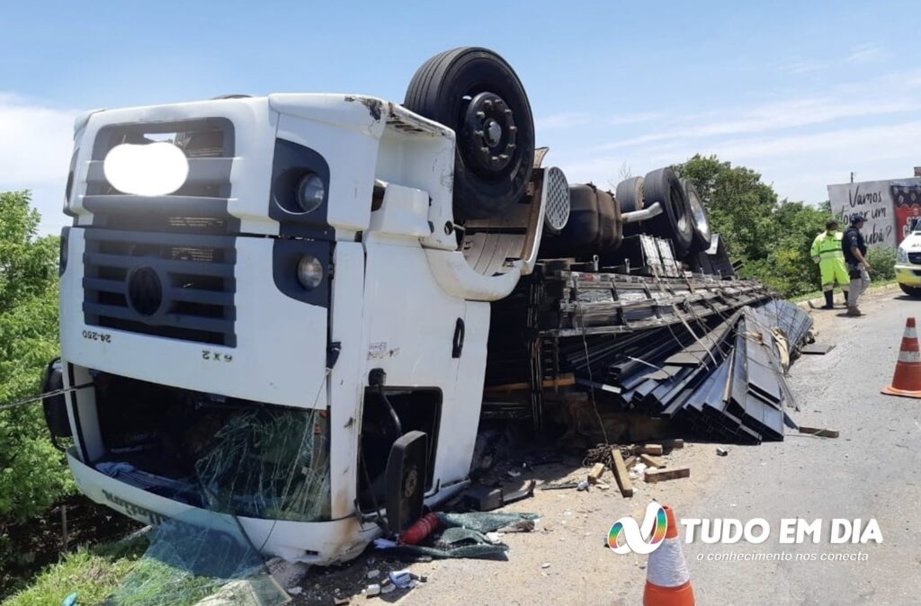 Patos de Minas: caminhão carregado perde o controle e tomba na BR 040