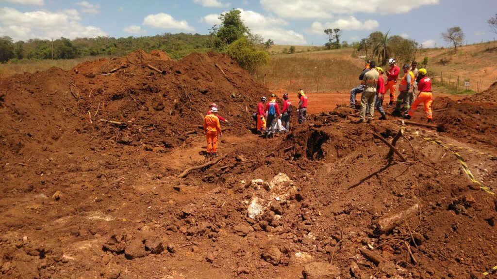 Corpo de Bombeiros de Minas Gerais identificam estrutura óssea de um corpo na região da barragem do Córrego do Feijão, em Brumadinho | Divulgação/Corpo de Bombeiros de Minas Gerais