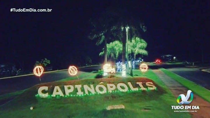 Trevo de Capinópolis iluminado à espera do Natal