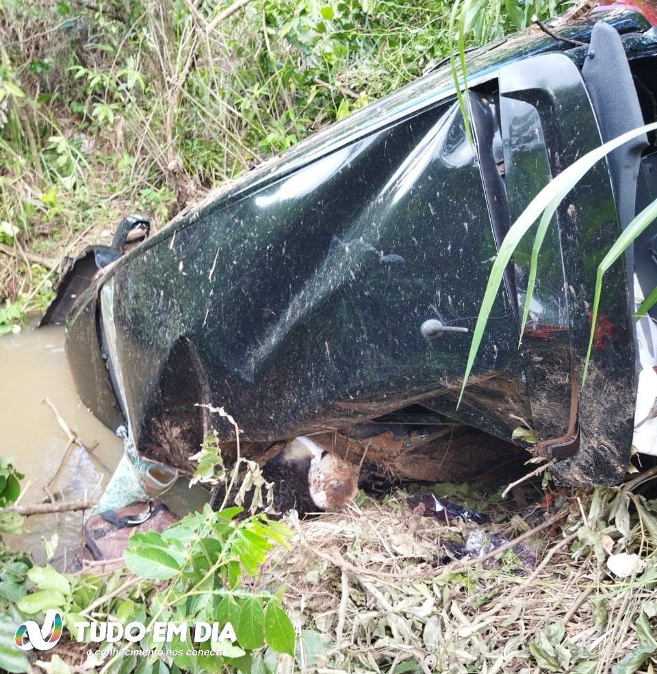 Carro em que o professor viajava estava acidentado às margens da BR-153