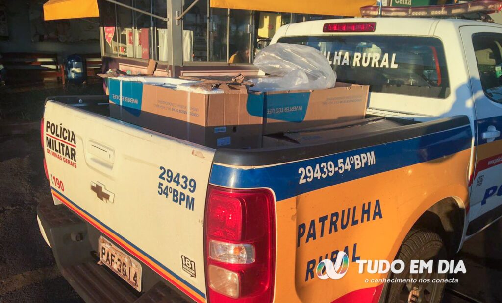 No veículo estavam sendo transportados três aparelhos de ar condicionado | Foto: PMMG