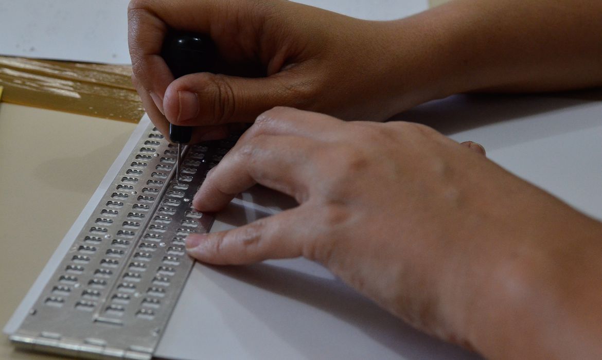  Pandemia reforça importância do braille para deficientes visuais