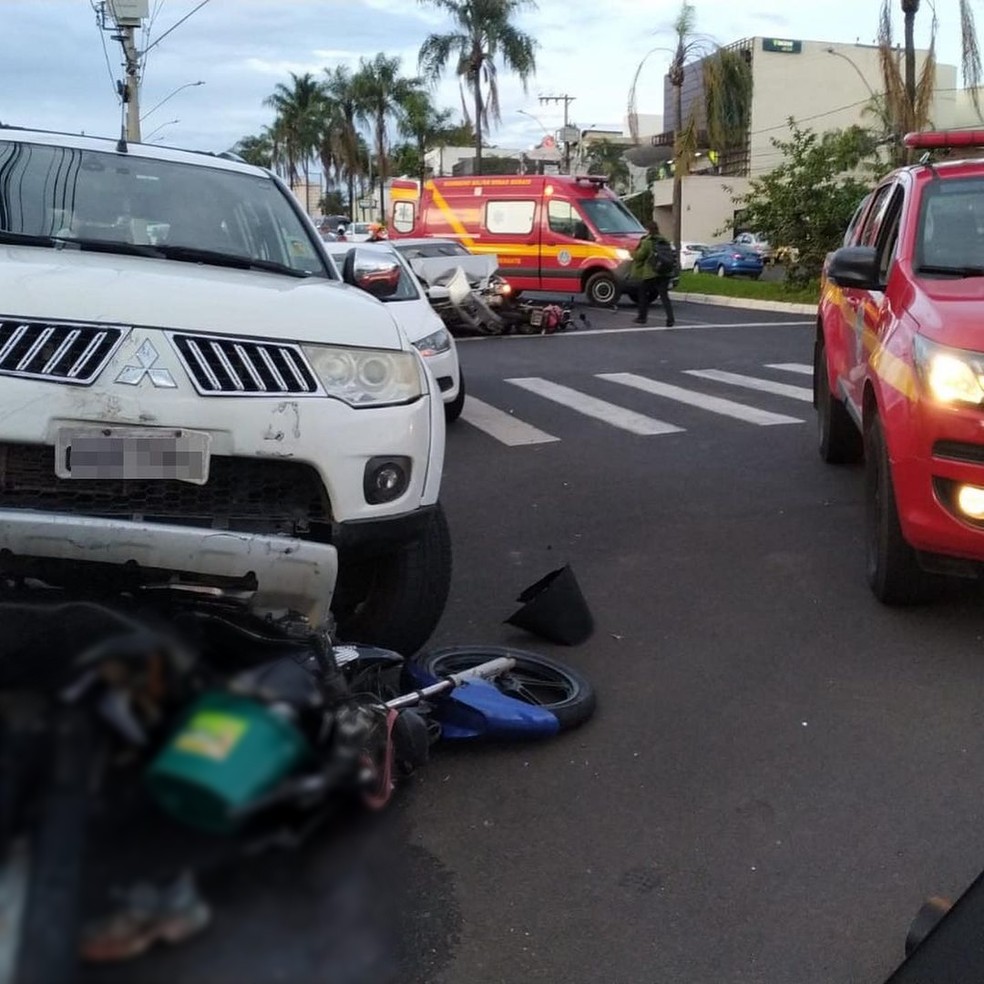 Situação de uma das motos e de um dos carros envolvidos no acidente em Uberlândia — Foto: Corpo de Bombeiros/Divulgação