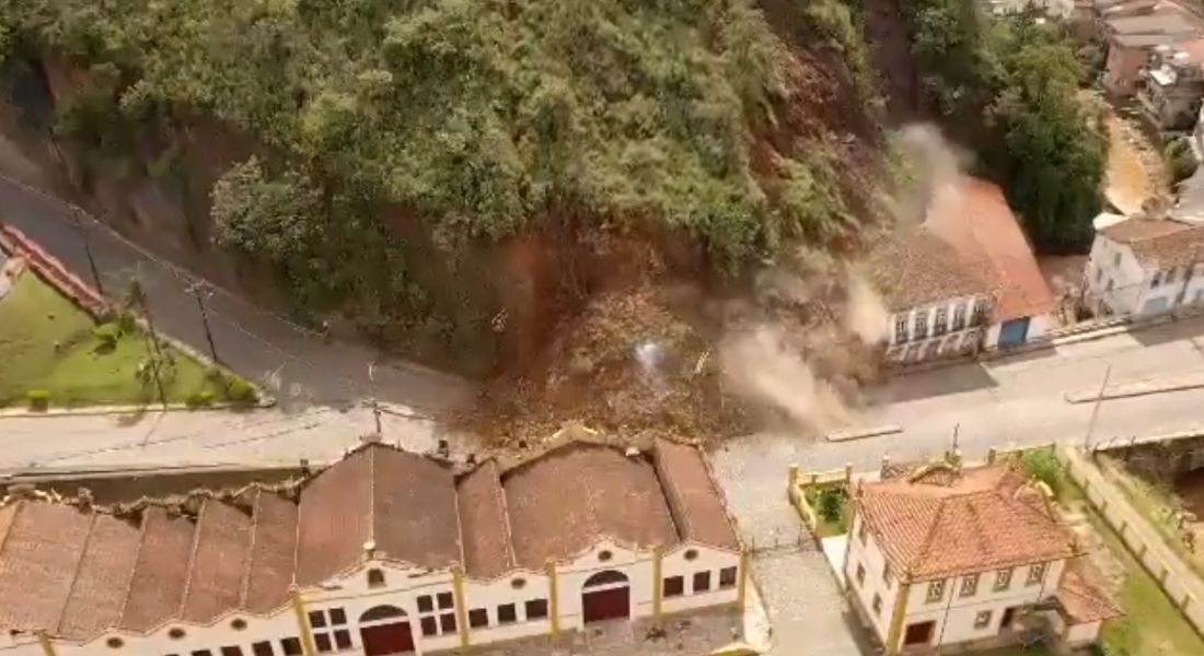  Deslizamento atinge casarões históricos em Ouro Preto (MG)