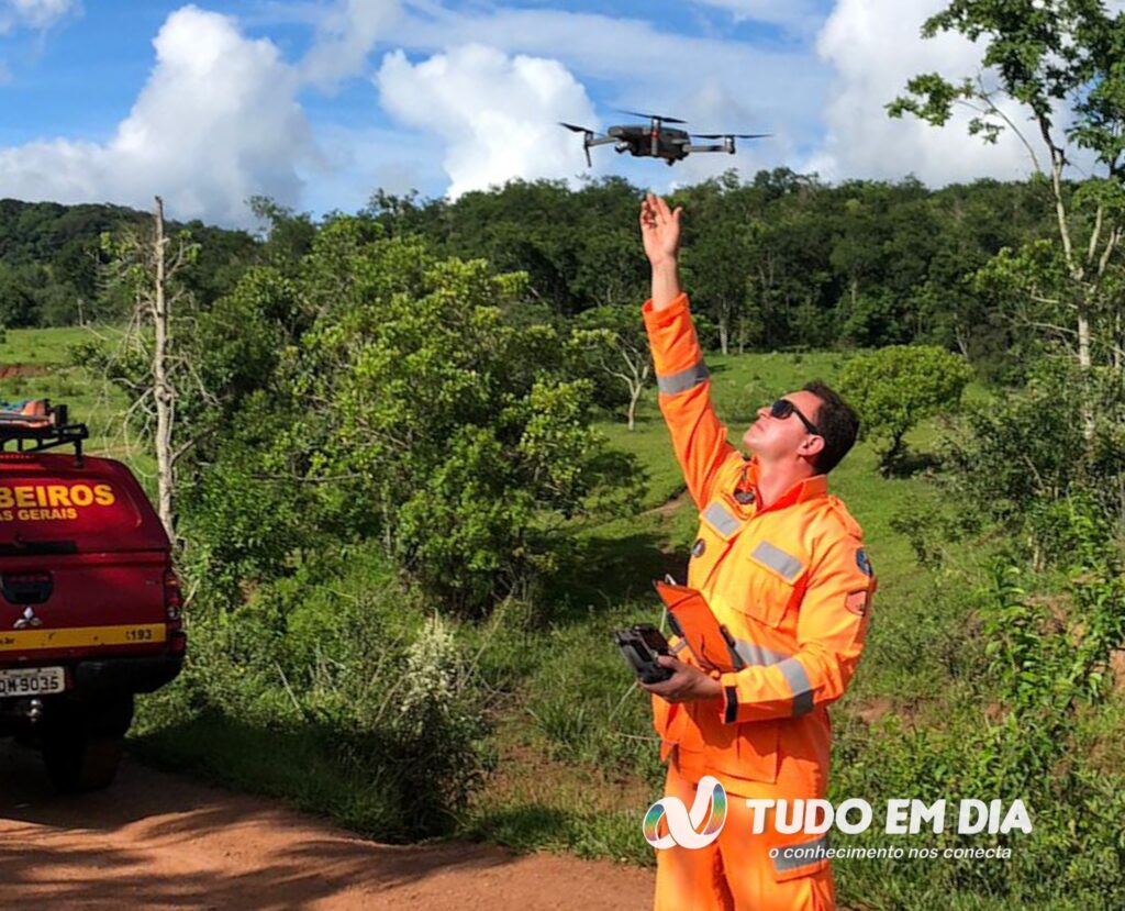 Bombeiro utiliza drone para efetuar buscas na área | Bombeiros/Divulgação