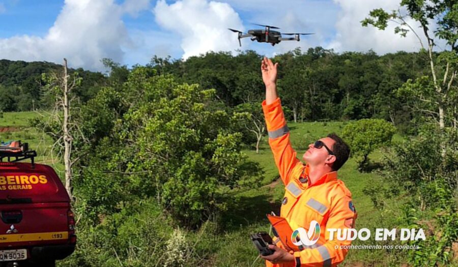 Bombeiro utiliza drone para efetuar buscas na área | Bombeiros/Divulgação